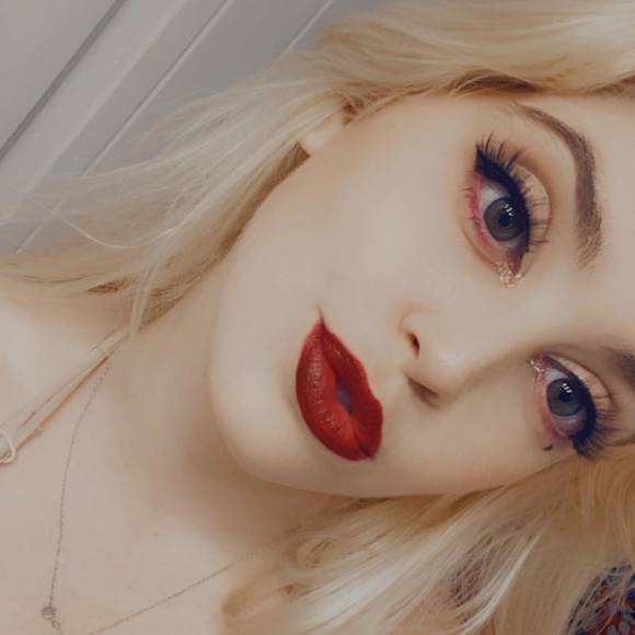 avrie_hollis